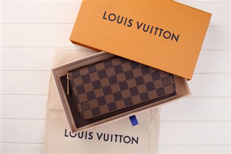 portafoglio louis vuitton uomo piccolo|Louis Vuitton portafogli: i più apprezzati e come riconoscere i falsi.